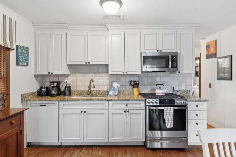 Kitchen with Large Sink, Granite Counters, Gas Stove, Stainless Appliances