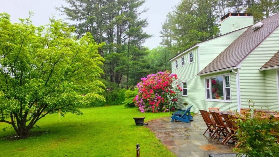 outdoor dining with view of backyard 
