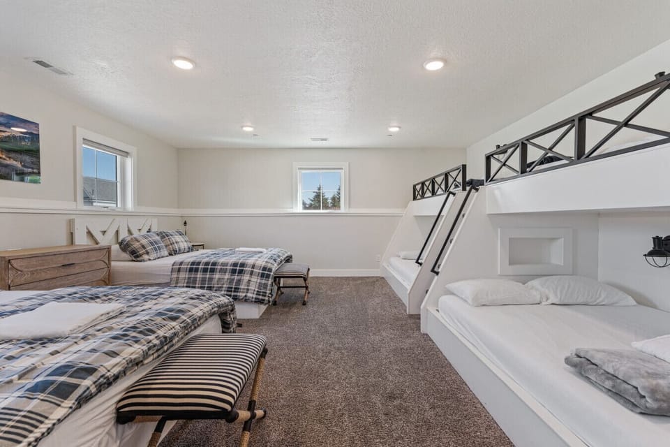 Bedroom 2 - 4 Queen Beds + 2 Twin Beds