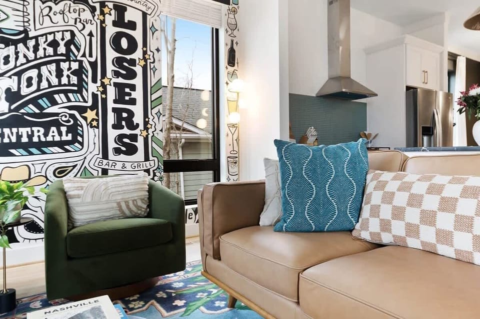 Cozy and Inviting Living Room with Plush Seating
