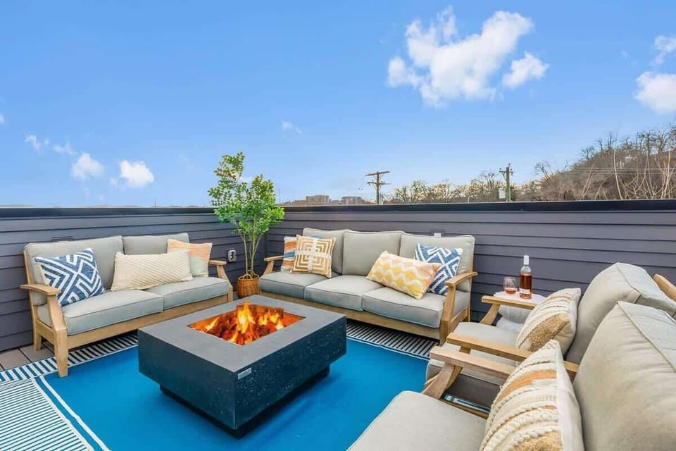Spacious Rooftop Retreat with Cozy Fire Pit

