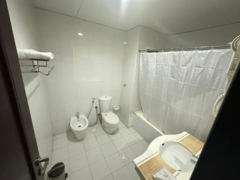 Standard Twin Room, 1 Twin Bed, Non Smoking, Garden View | Bathroom | Combined shower/tub, free toiletries, hair dryer, slippers