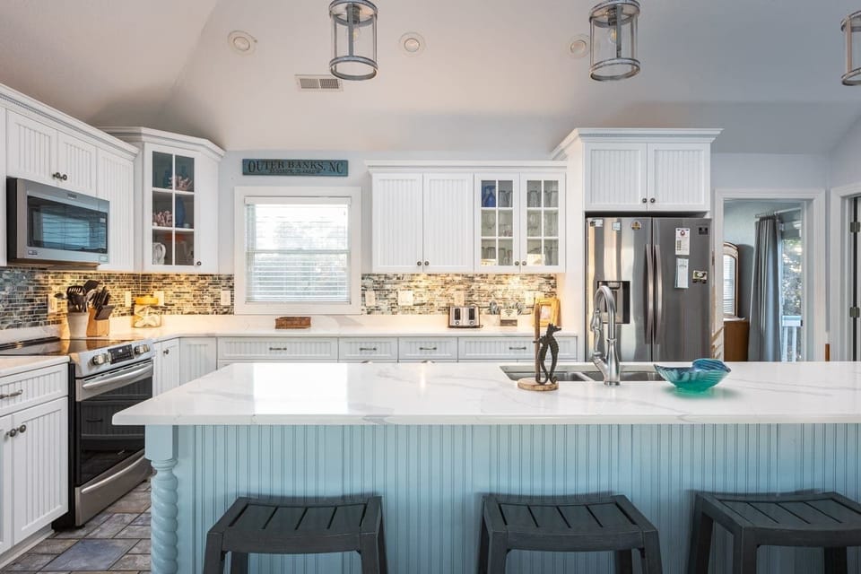 Fully Stocked Kitchen w/ Bar Seating