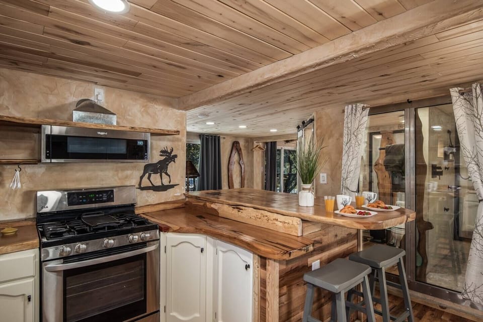 Full kitchen 