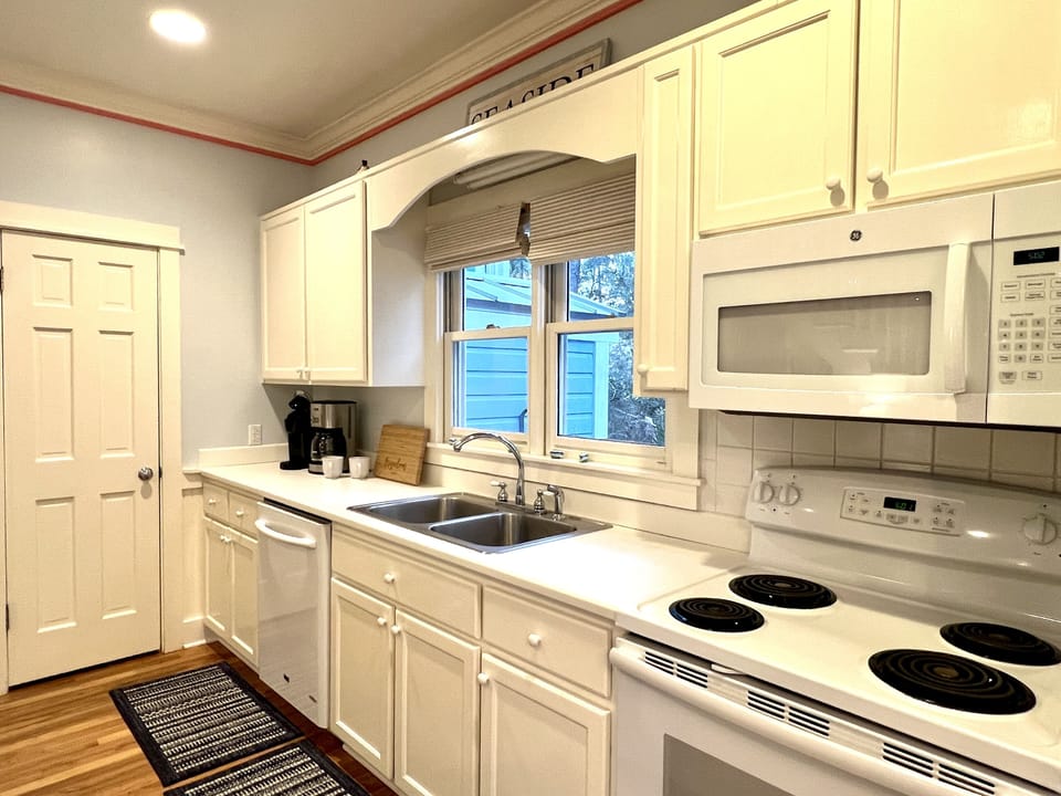 FOUR BURNER ELECTRICAL STOVE, COFFEE POT & KEURIG