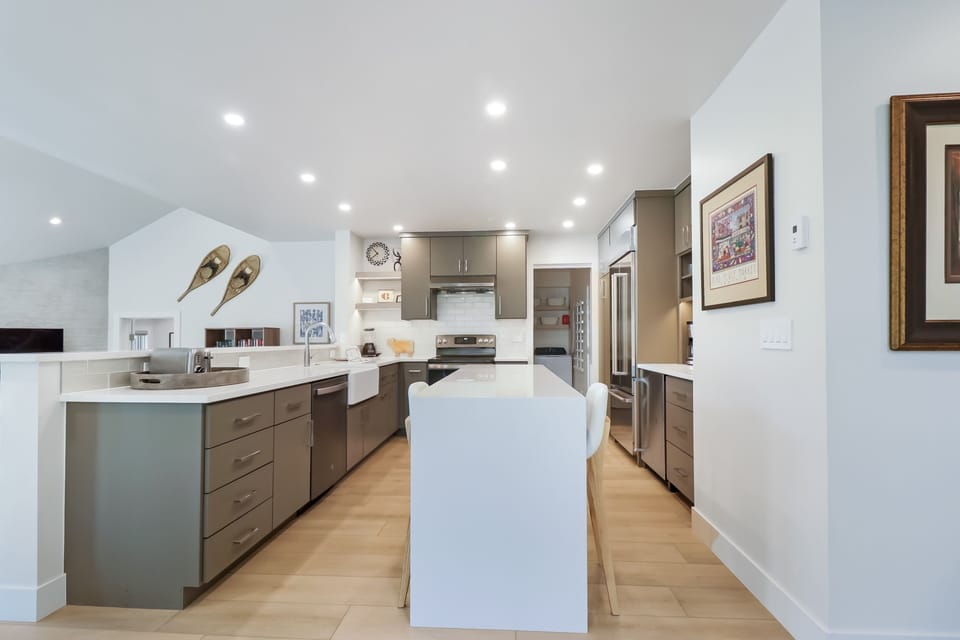 Townhome, 5 Bedrooms | Private kitchen | Fridge, oven, coffee/tea maker, toaster