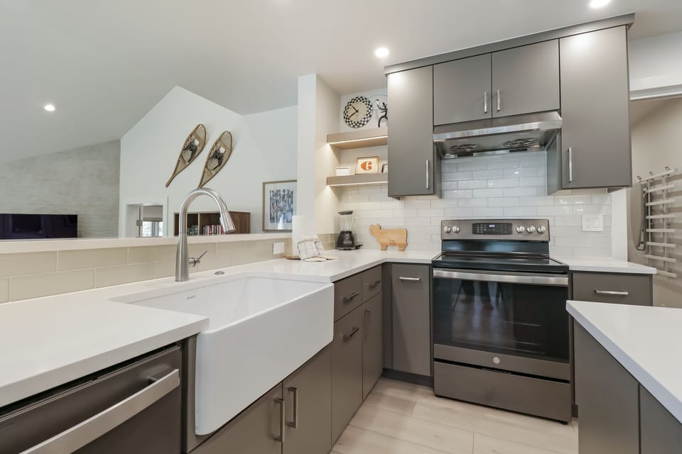 Townhome, 5 Bedrooms | Private kitchen | Fridge, oven, coffee/tea maker, toaster