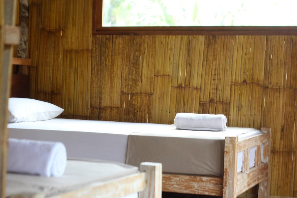 Basic Twin Room | Laptop workspace