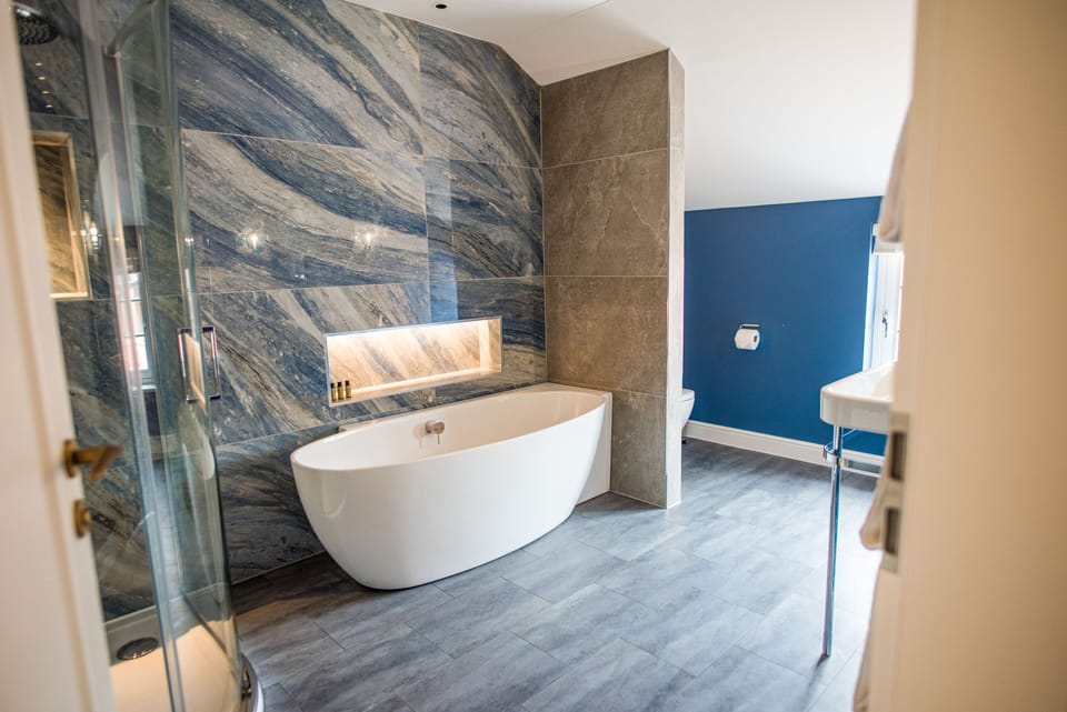 Deluxe Double Room, 1 King Bed, Pool View | Bathroom | Hair dryer (on request), bathrobes, towels