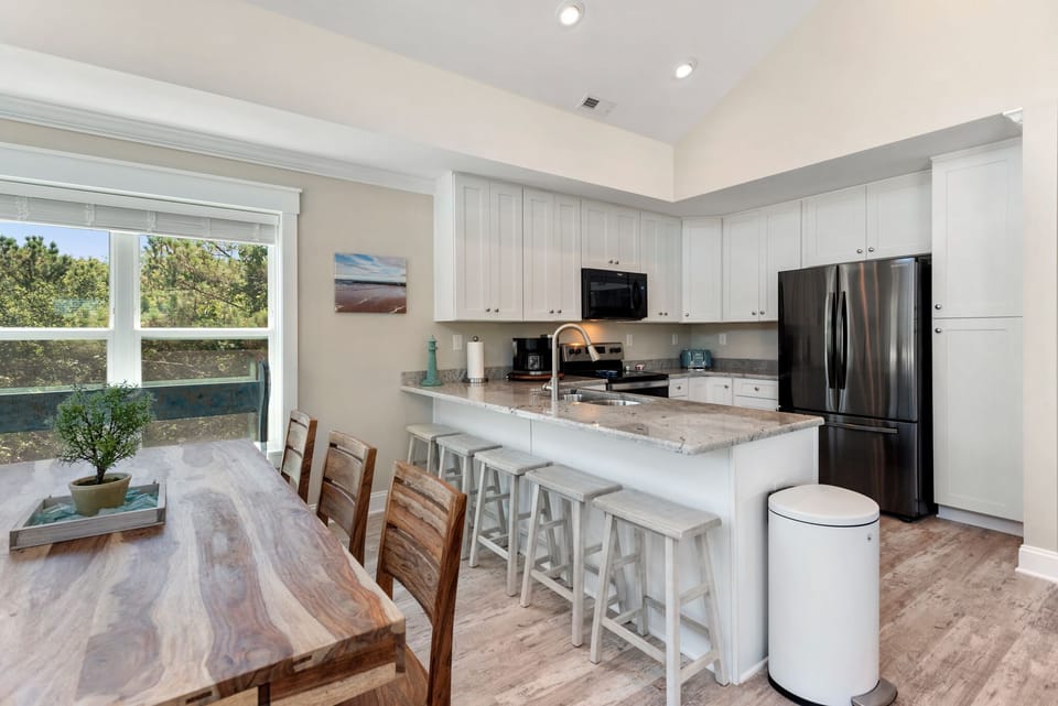DU409: Driftwood | Top Level Dining Area and Kitchen