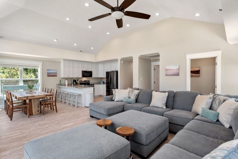 DU409: Driftwood | Top Level Living Area