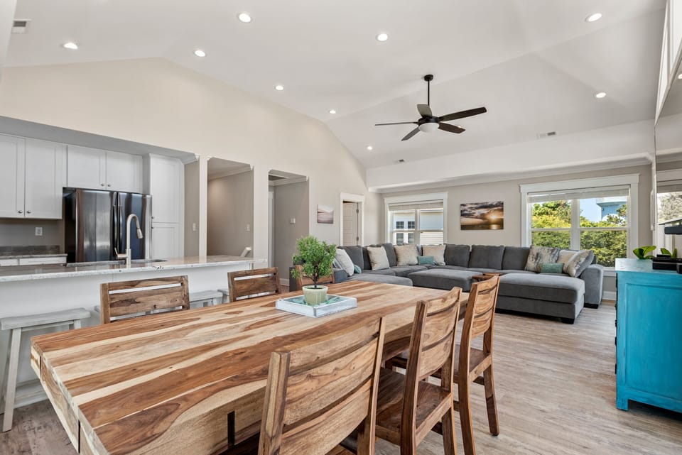 DU409: Driftwood | Top Level Dining Area