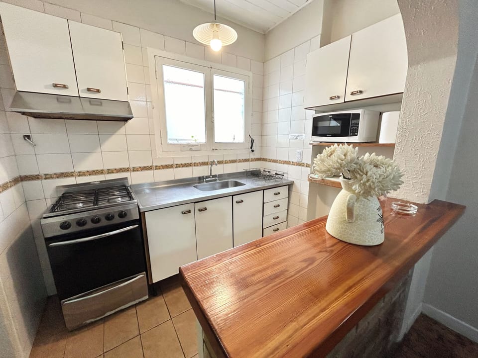 Cocina completa con horno. Microondas y tostadora. Hervidor eléctrico.