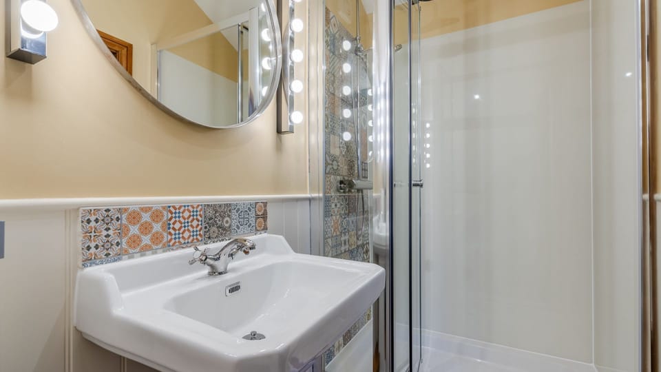 Bedroom One En-Suite, Canons Court Lodge, Bolthole Retreats