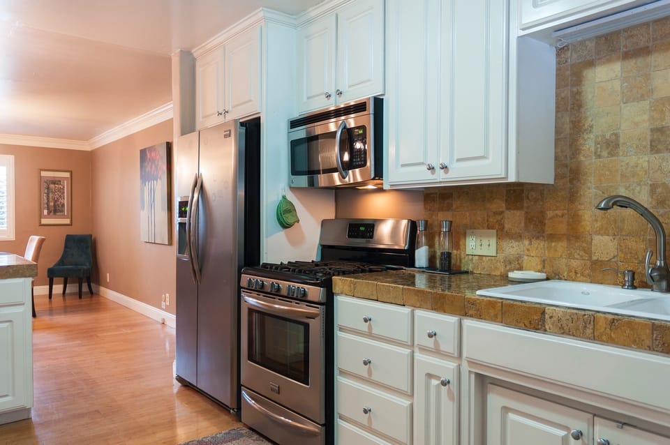 Comfort House | Private kitchen | Coffee/tea maker, full-size fridge, microwave, oven