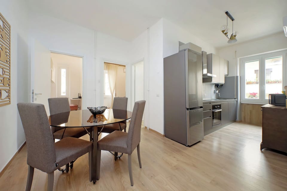 living room, with table and 4 seats