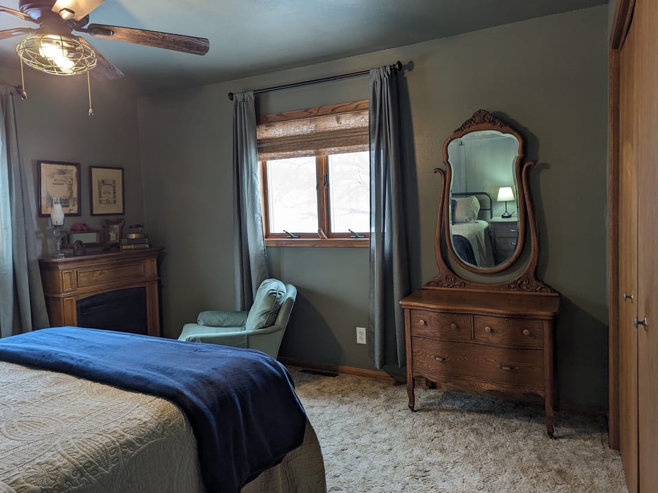 Green Spindle Hideaway main bedroom with queen size bed