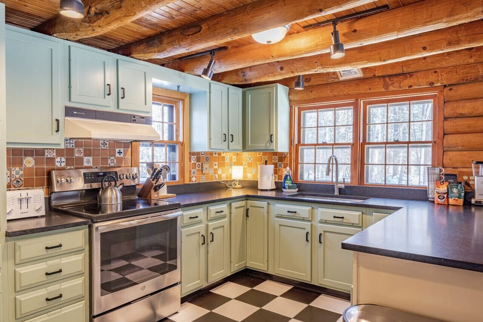 Fully equipped kitchen with island