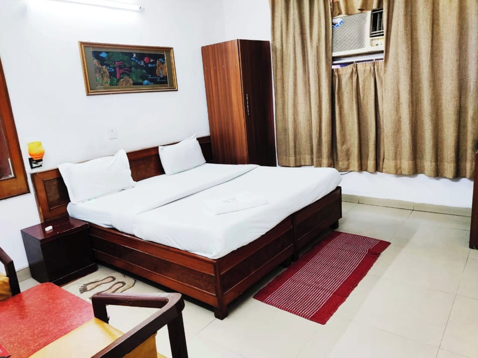 Deluxe Room | Desk