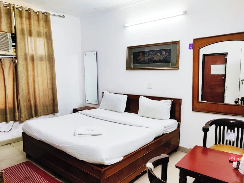 Deluxe Room | Desk