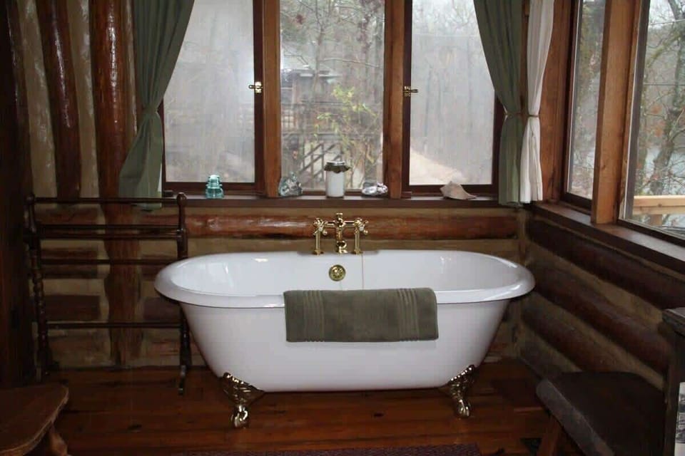Clawfoot tub