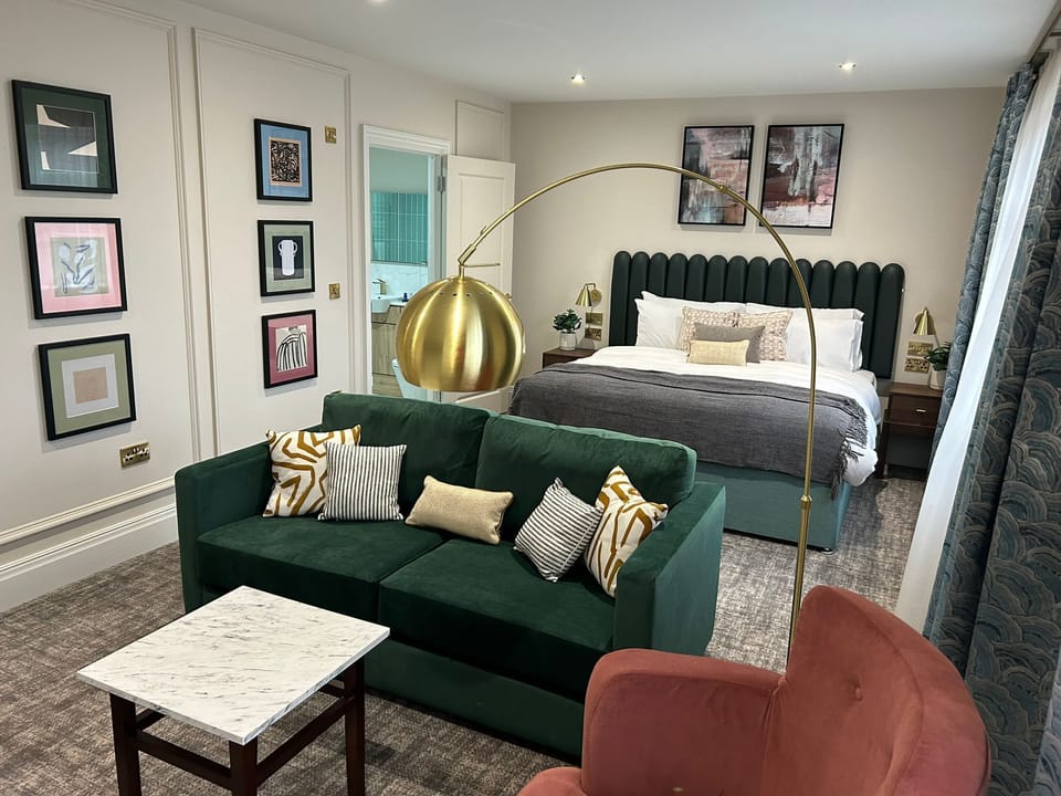 Junior Suite | Egyptian cotton sheets, premium bedding, desk, laptop workspace