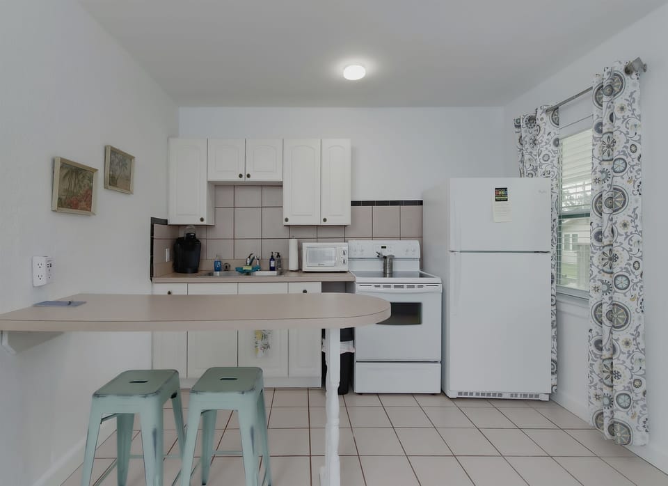 Keurig coffee, full kitchen