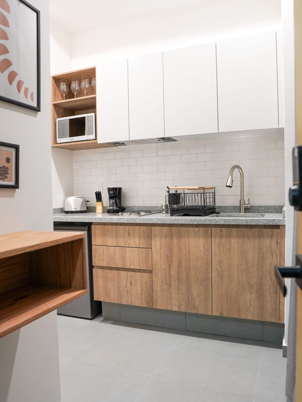 City Studio Suite, 1 Queen Bed with Sofa bed, Terrace | Private kitchenette | Mini-fridge, microwave, stovetop, coffee/tea maker