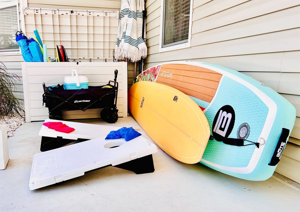 Awesome Beach Gear - TWO BOTE Inflatable Paddleboards, Surfboard, 6 chairs, wagon, two 7' umbrellas, cooler, cornhole set, and often boogie boards left by previous guests (not guaranteed)!