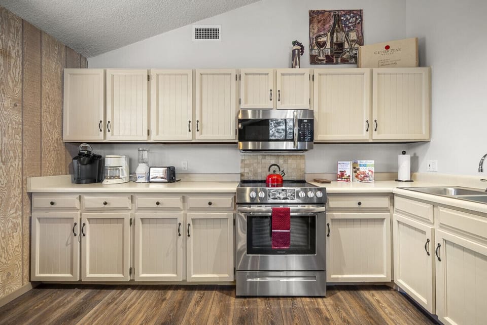 Vaulted ceiling in the kitchen