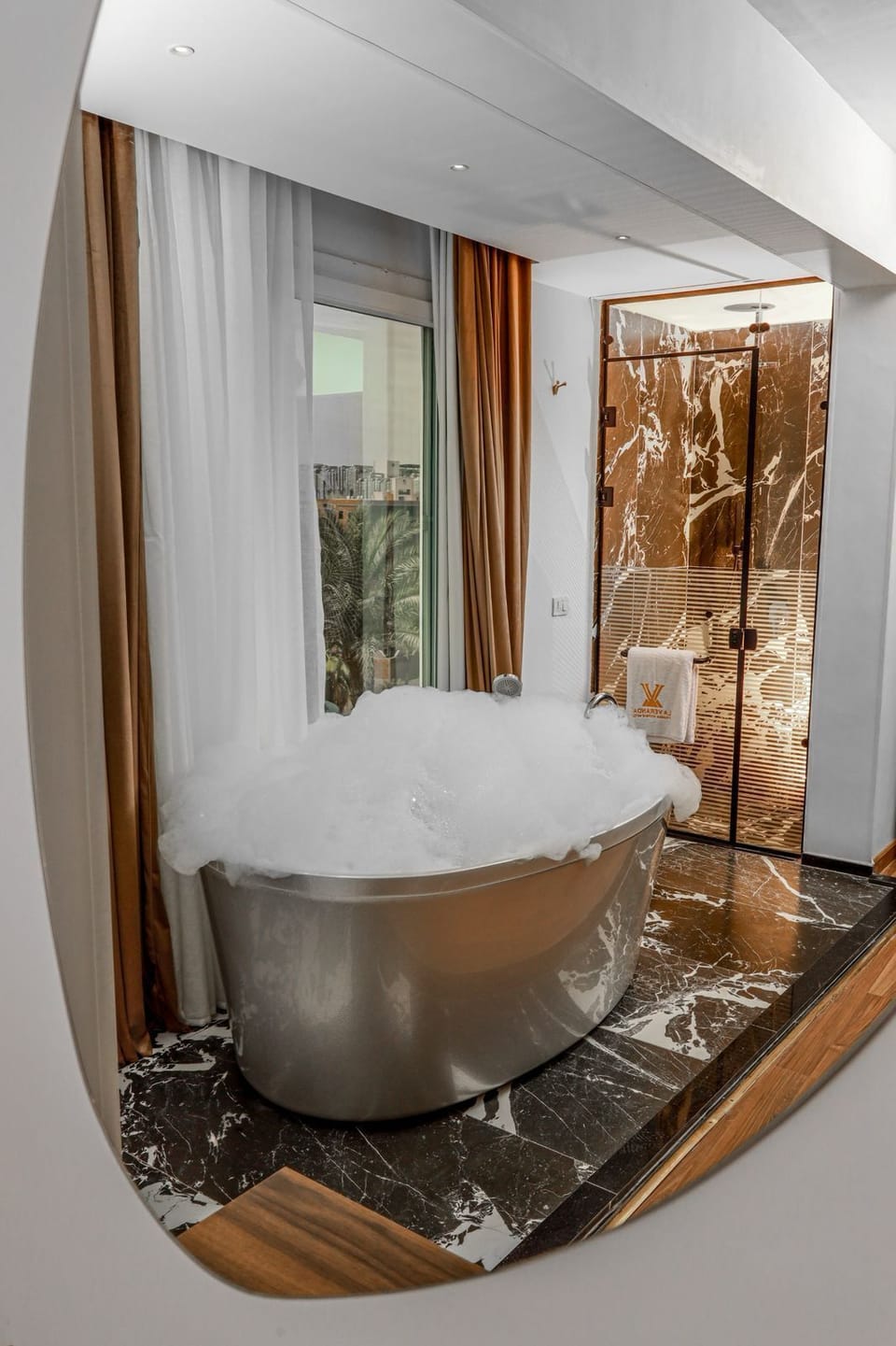 Deluxe Double Room | Bathroom | Jetted tub, rainfall showerhead, hair dryer, towels