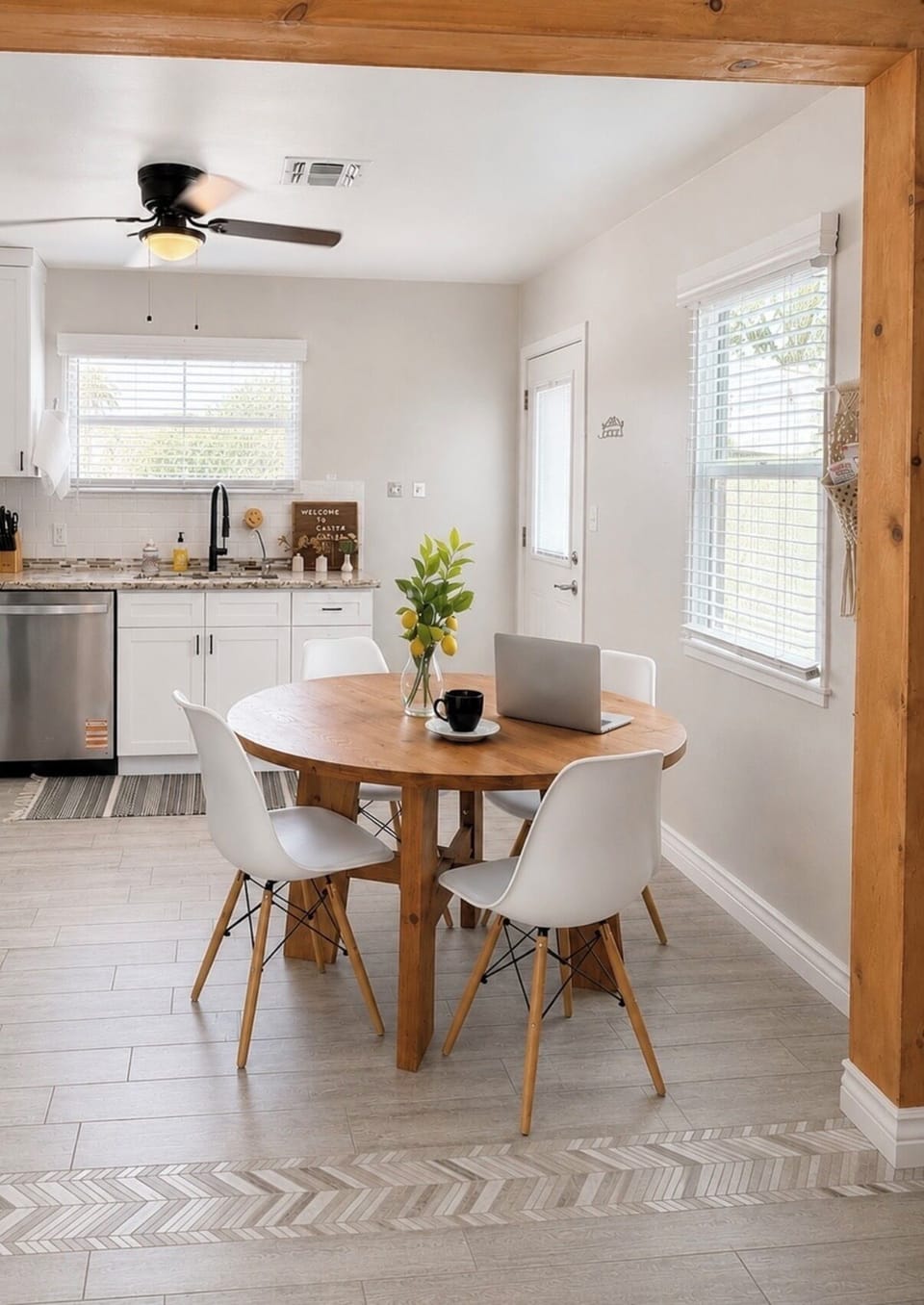 Beautiful and natural lighting workspace to take your video calls! 