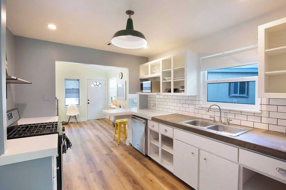 Full stocked gourmet kitchen has oven, stove, micro wave, cook top