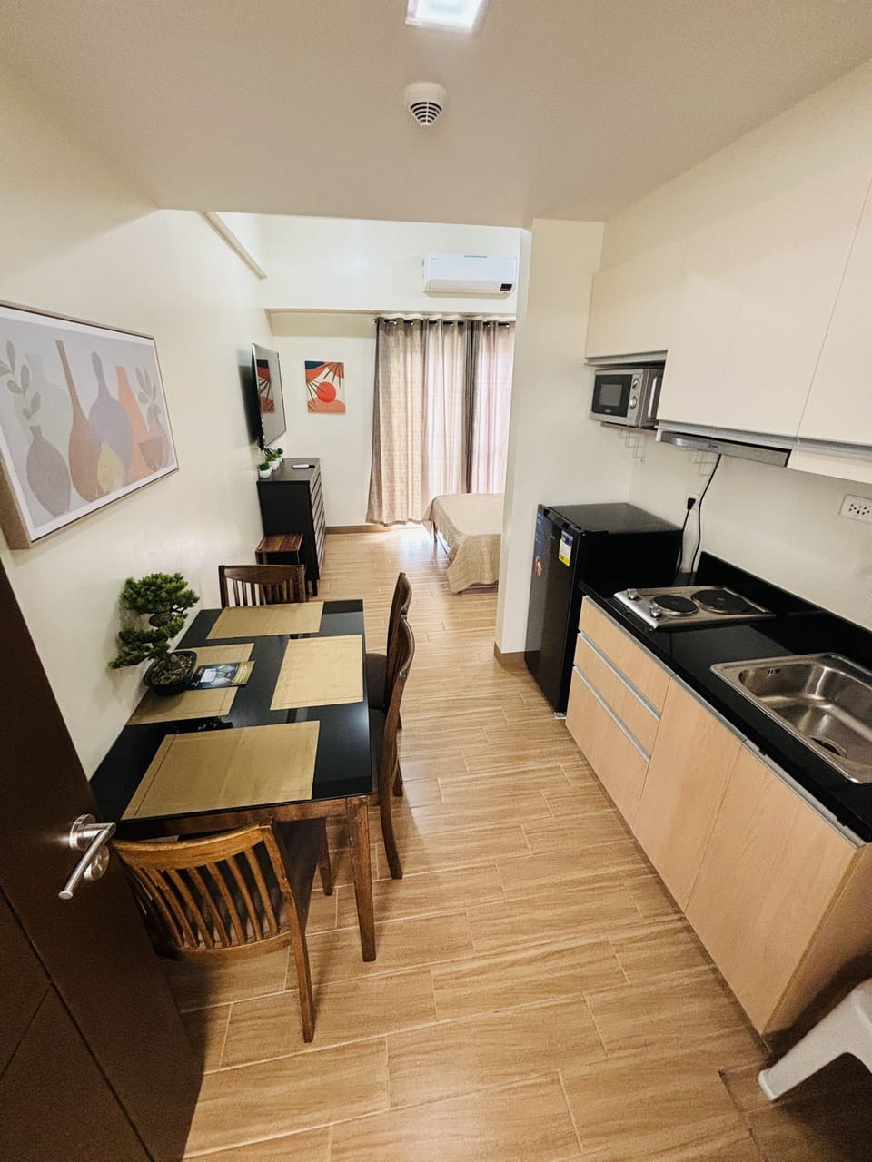 Business Studio | Living area | 24-inch LCD TV with satellite channels