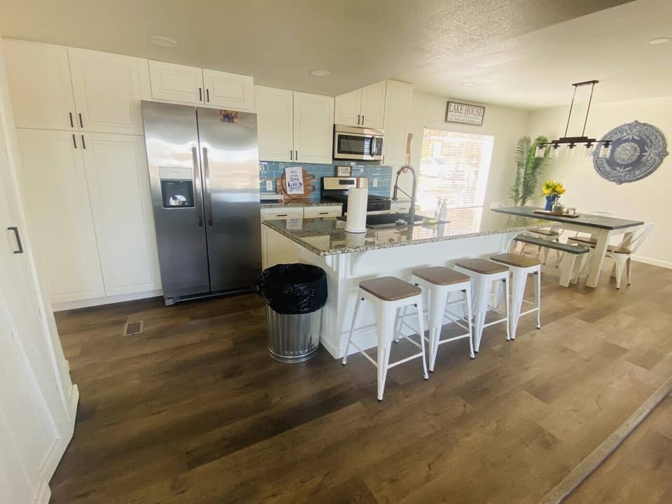 Kitchen bar top (seats 4)