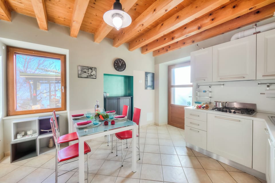 Family House, 3 Bedrooms, 2 Bathrooms, Mountainside (Faby House On Hilly Area & Lake View) | Private kitchen