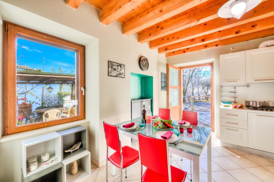 Family House, 3 Bedrooms, 2 Bathrooms, Mountainside (Faby House On Hilly Area & Lake View) | Dining