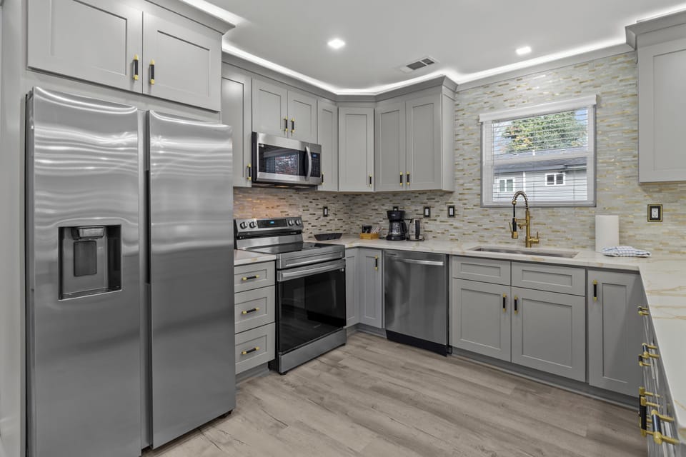 Luxury House, 4 Bedrooms, Terrace | Private kitchen | Fridge, microwave, oven, stovetop