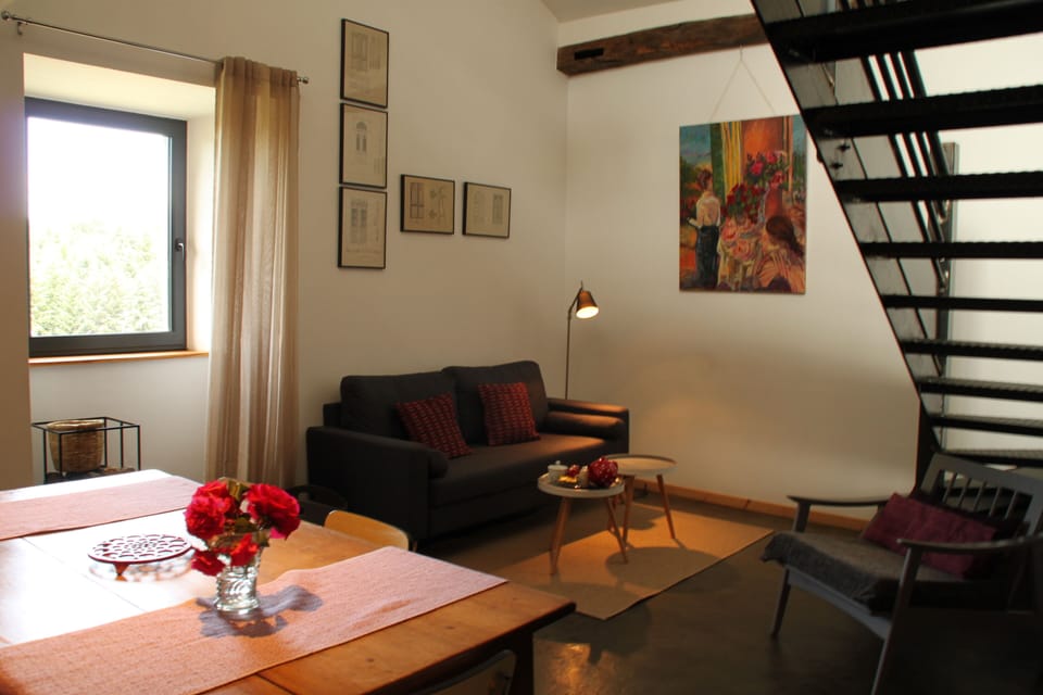 75-cm flat-screen TV with digital channels, fireplace