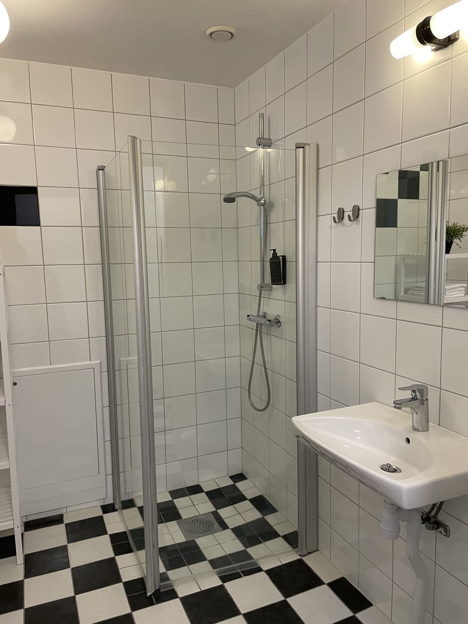 Shower, heated floors, towels
