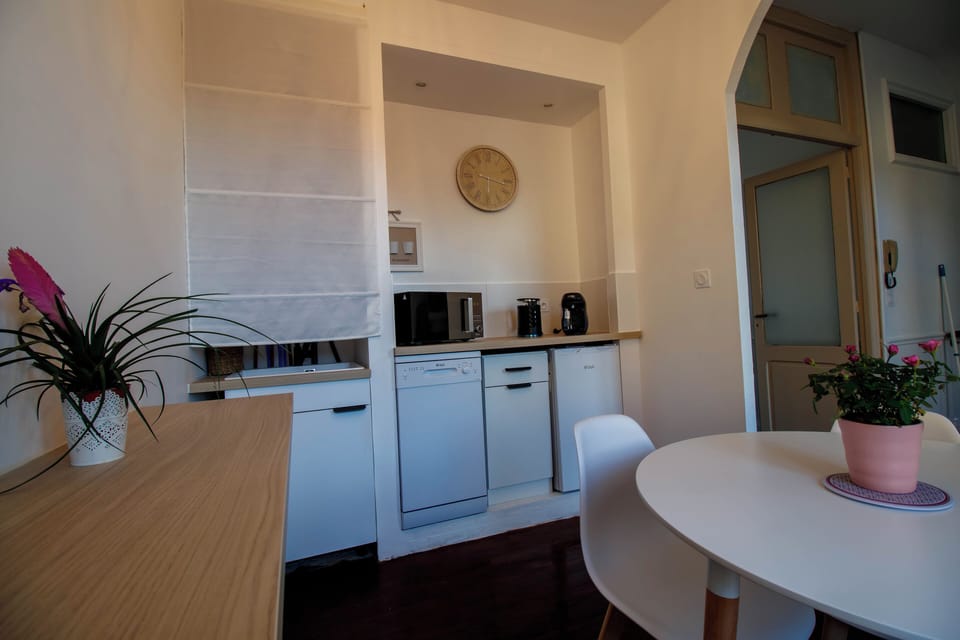 Shared fridge, shared microwave, oven, stovetop