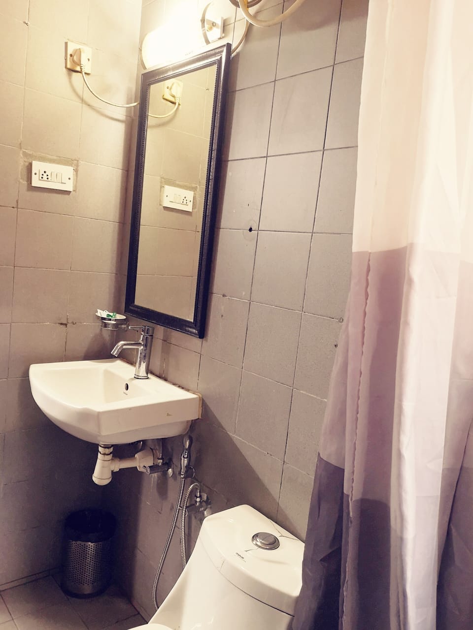 Deluxe Triple Room | Bathroom | Shower, towels, soap, shampoo