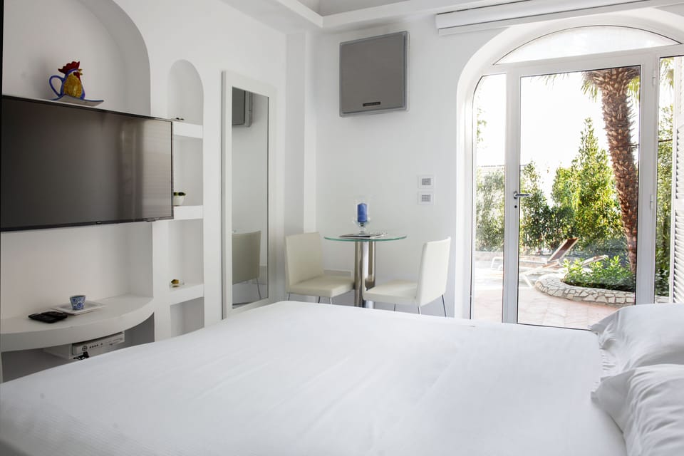 Executive Cottage, Jetted Tub | 1 bedroom, in-room safe, desk, soundproofing