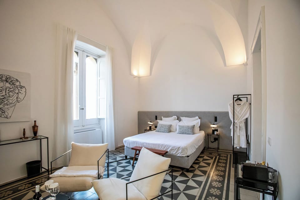 Deluxe Room, 1 King Bed, Fireplace | In-room safe, individually decorated, individually furnished