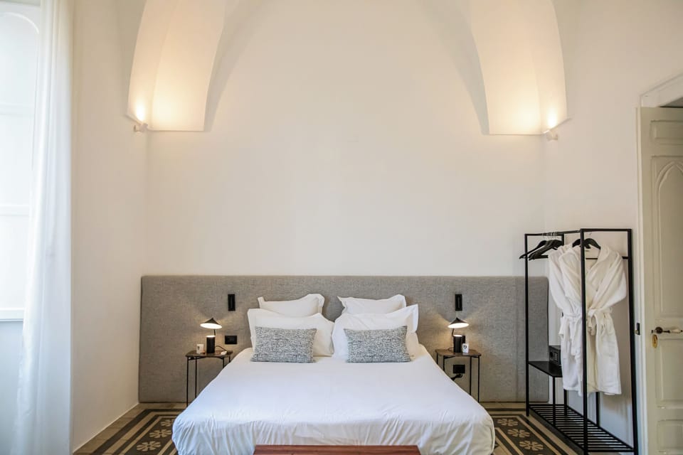Deluxe Room, 1 King Bed, Fireplace | In-room safe, individually decorated, individually furnished