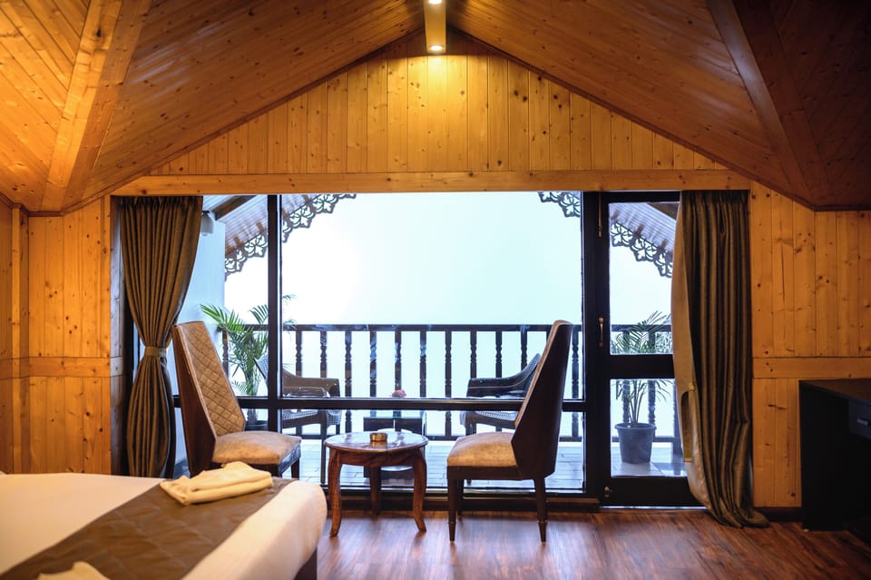 Premium Room | Premium bedding, laptop workspace, soundproofing, bed sheets