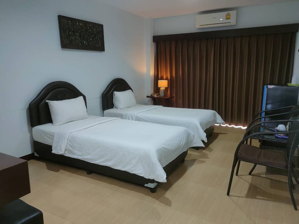 Basic Twin Room, 1 Bedroom, Non Smoking, Poolside | Blackout drapes, WiFi (free), bed sheets