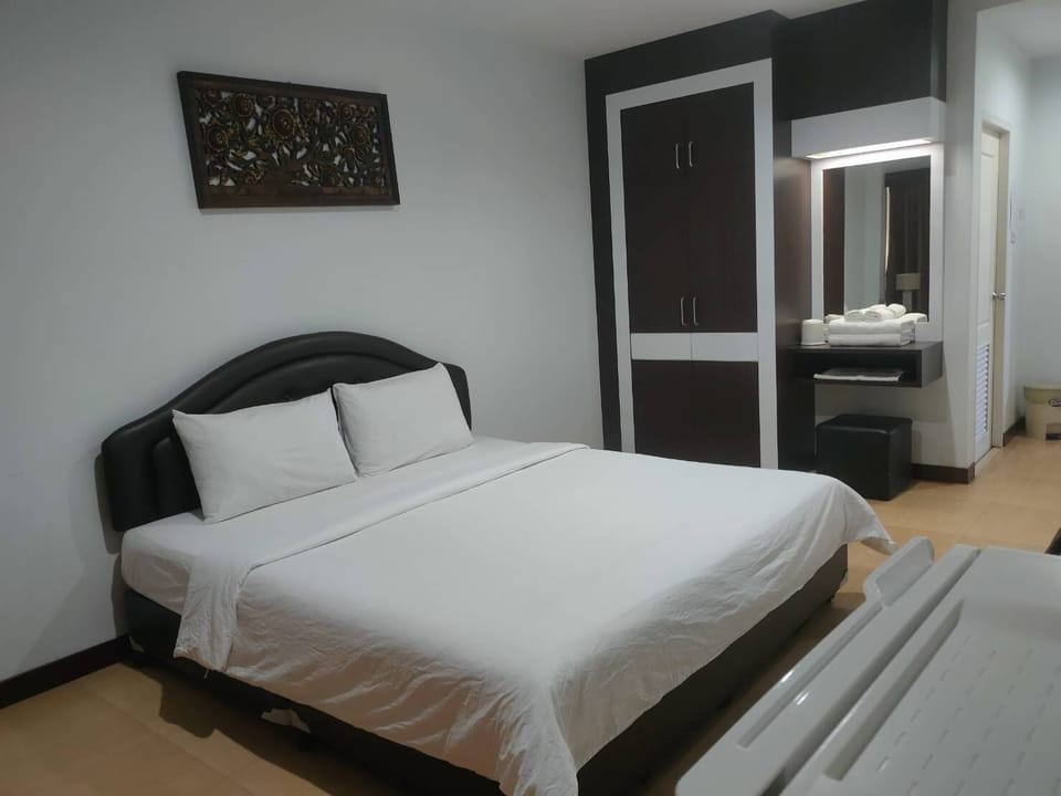 Basic Room, 1 Bedroom, Non Smoking, Poolside | Blackout drapes, WiFi (free), bed sheets