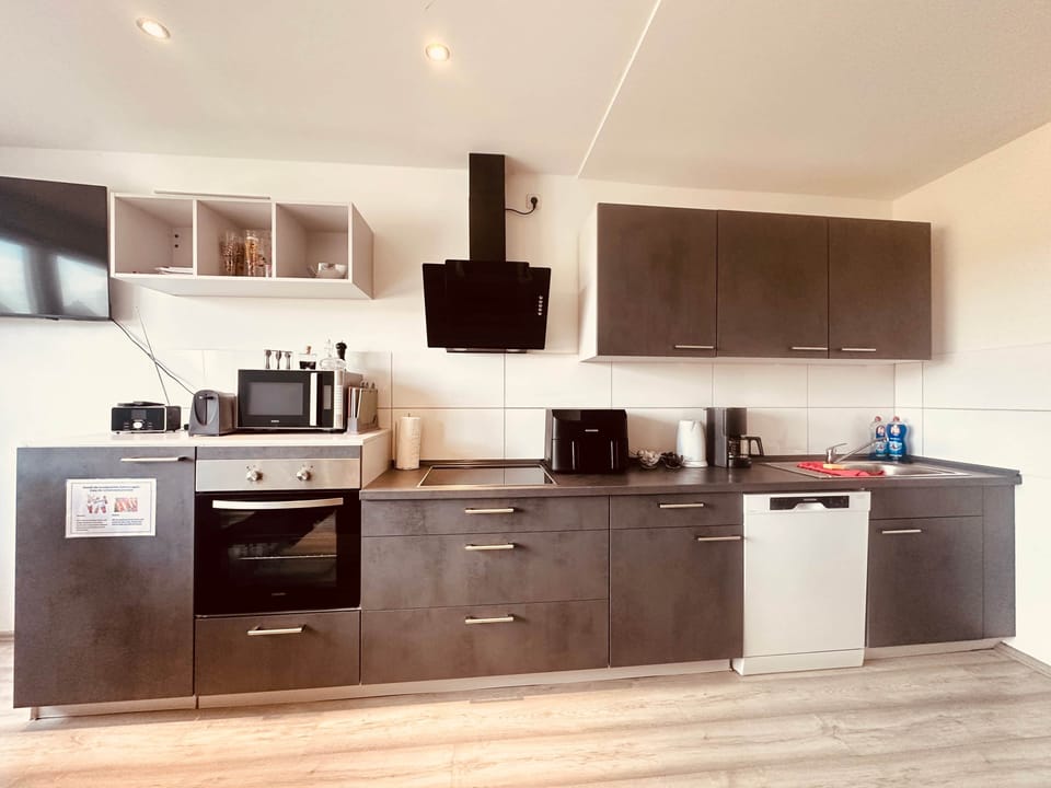 Fully equipped kitchen with oven and dishwasher