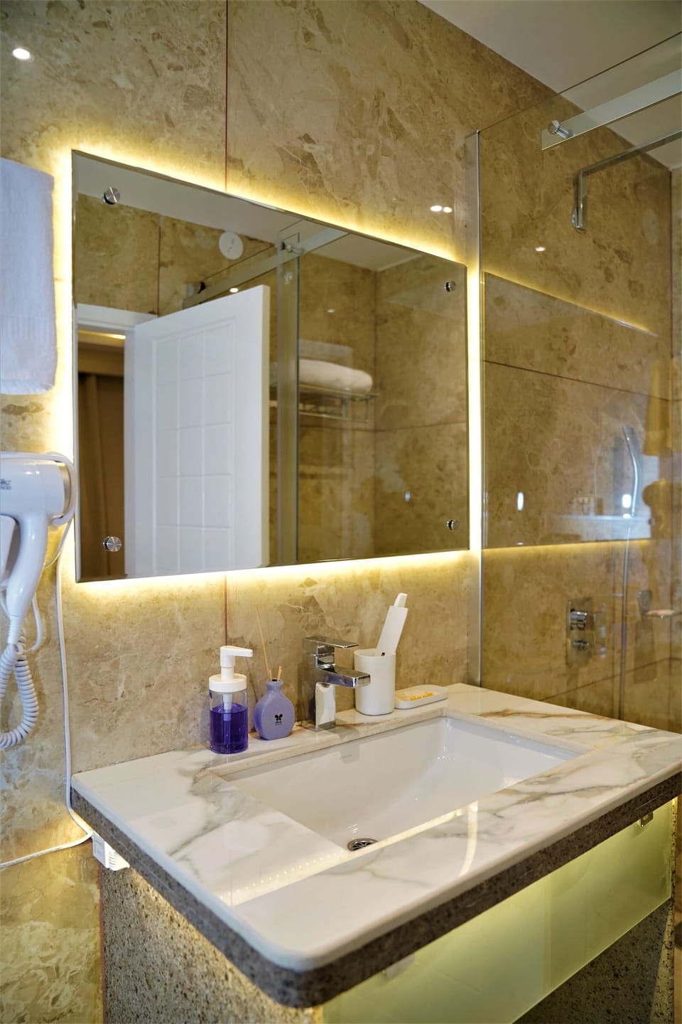 Deluxe Room | Bathroom | Slippers, towels